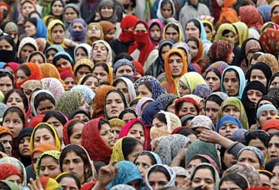 Толпа раздавила во время религиозной церемонии в Индии 19 человек