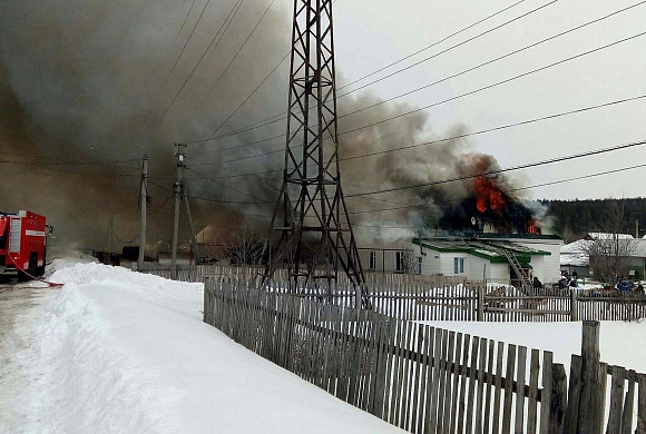 В Никольске горящий дом тушат 26 пожарных