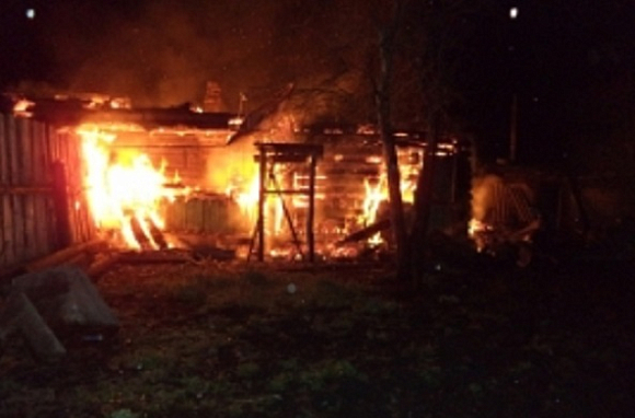 В Мокшанском районе 14 человек тушили пожар в доме