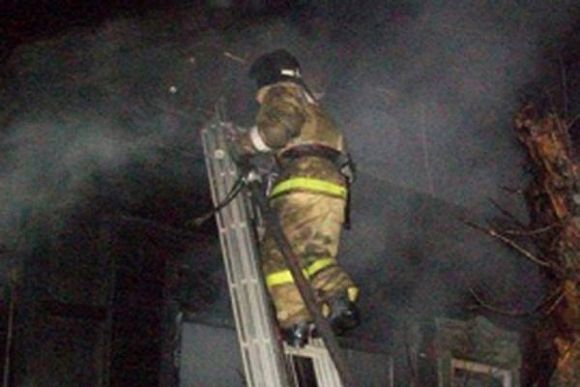 В Кузнецком районе 10 пожарных спасали дом от огня
