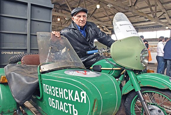 Пенсионер из Пензы передал в зону СВО свои УАЗ и мотоцикл