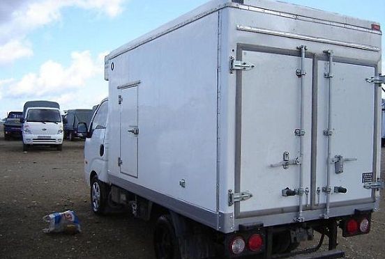 В Британии полиция обнаружила 15 мигрантов в морозильной камере грузовика