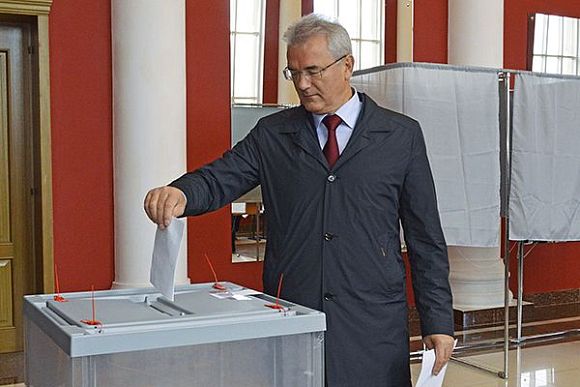 Губернатор Иван Белозерцев проголосовал одним из первых