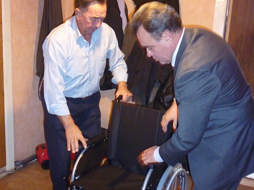 Валерий Лидин помог жительнице Малой Сердобы получить инвалидную коляску