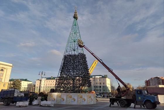  В Пензе на главной елке прикрепляют ветки