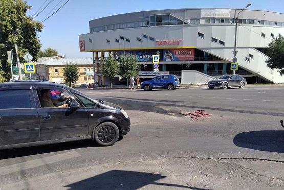 В центре Пензы появилась дыра в асфальте