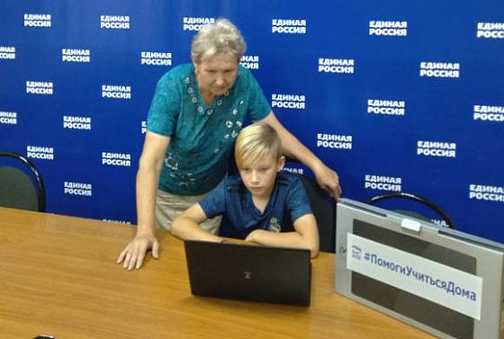 Депутат Госдумы подарил пензенскому школьнику ноутбук