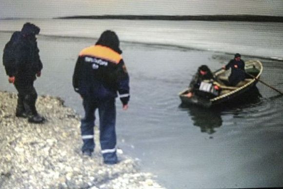 В Пензе спасатели сняли с льдины двух рыбаков