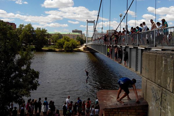 В Пензе после «Мокрых войн» подростки снова рисковали жизнью, прыгая в Суру с моста