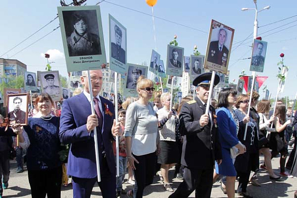 И. Белозерцев принял участие в шествии «Бессмертного полка» вместе с 11 тыс. пензенцев