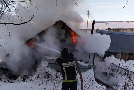 В Богословке загорелась надворная постройка 