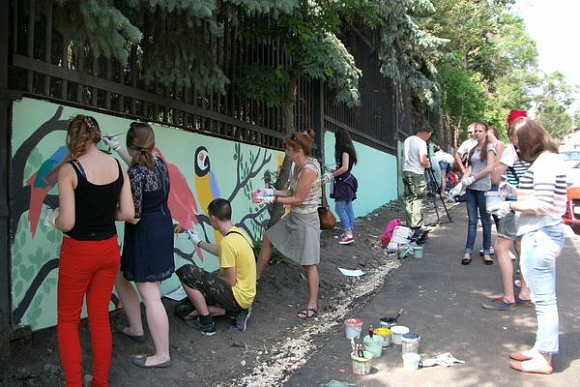 Школьники Пензы разрисуют забор зоопарка