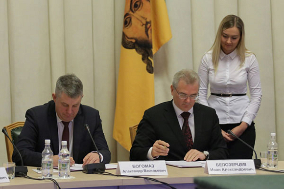 И. Белозерцев и А. Богомаз скрепят Соглашение о сотрудничестве хоккейным матчем