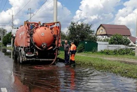 С затопленных улиц Пензы специальная техника откачивает воду