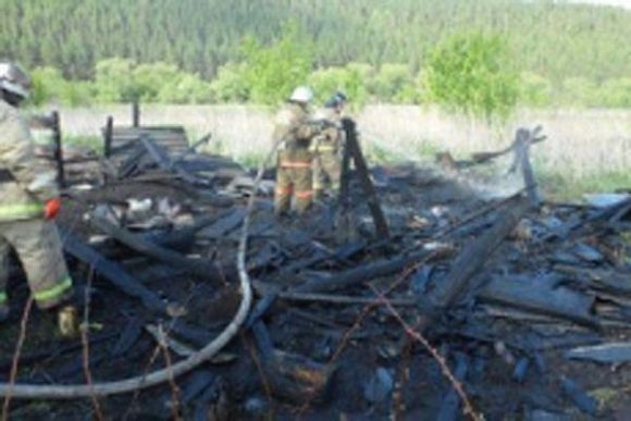 В Кузнецком районе надворные постройки тушили 12 спасателей