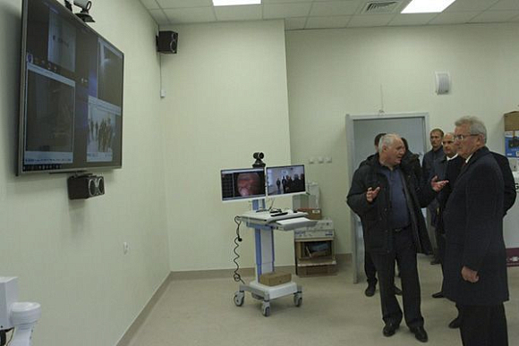 Иван Белозерцев осмотрел операционные в перинатальном центре