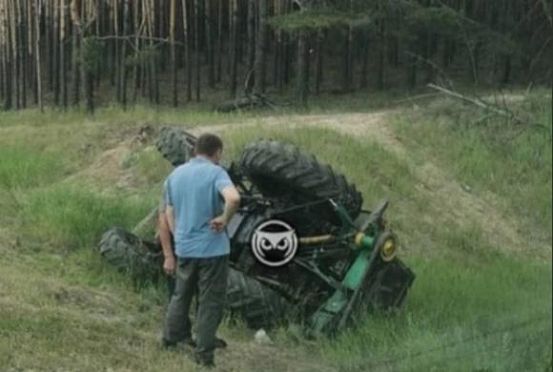 В Пензенской области на трассе перевернулся трактор