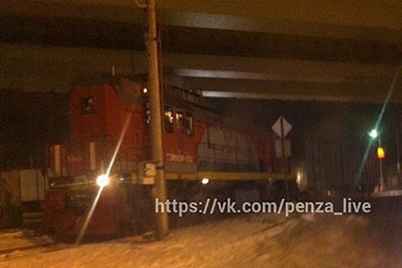 В Пензе под мостом на ГПЗ застрял поезд — очевидец