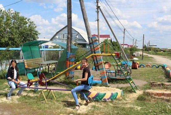 В Кузнецком районе учитель построил детскую площадку