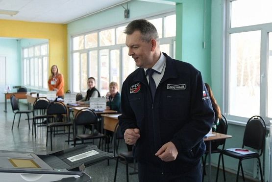 Космонавт Александр Самокутяев проголосовал в родной школе в Пензе