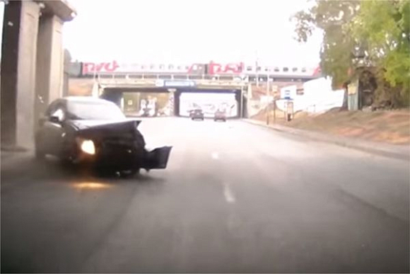 Видео ДТП на ул. Урицкого: авто занесло и ударило о мостовую опору
