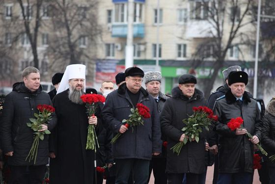 Мельниченко возложил цветы к Монументу воинской и трудовой Славы