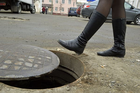 В Пензе СК ищет провалившегося в люк мальчика