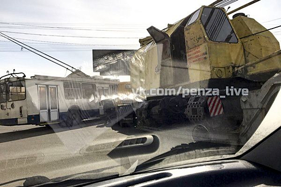 В Пензе на ул. Окружной тягач протаранил троллейбус — очевидцы