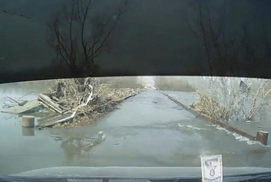 Пензенец снял на видео проезд по затопленному мосту