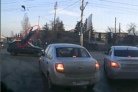 В Пензе на ул. Чаадаева 8 марта «ВАЗ» сбил женщину. Видео