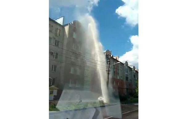 Причиной фонтана на Набережной р.Мойки стали бесхозяйные сети