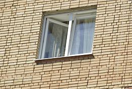 В Пензе на Литвинова из окна выпал 5-летний ребенок