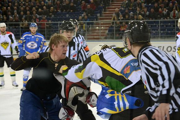 Во время матча пензенского «Дизеля» произошла драка хоккеиста с игроком-соперником