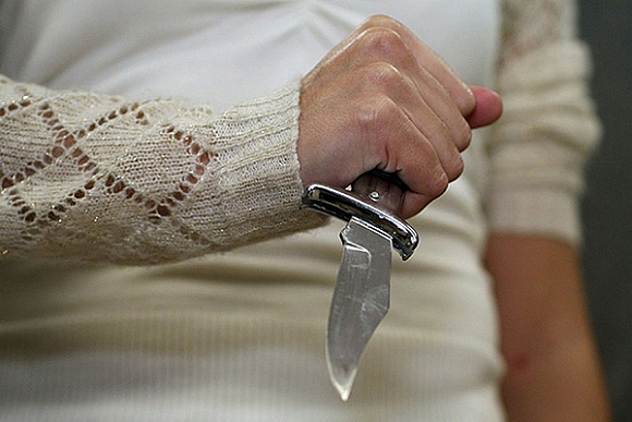 В Кузнецке 77-летнего мужчину ударила ножом 41-летняя супруга