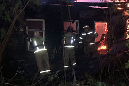 Из-за пожара на Галетной чуть не сгорел соседний дом