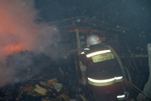 В Пензе 19 спасателей пытались отстоять дом с баней