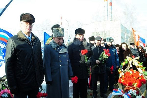 В Пензе к памятнику «Героям блокадного Ленинграда» возложили цветы и венки