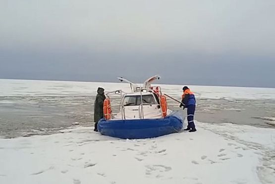 На Сурском водохранилище рыбаков унесло в море на льдине