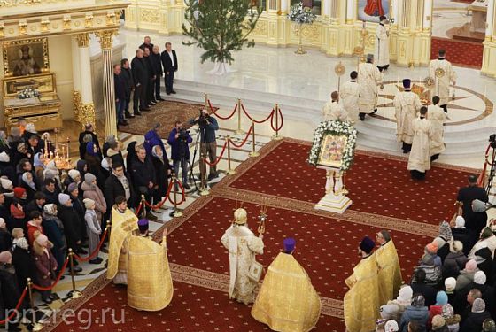 В Спасском кафедральном соборе митрополит Серафим совершил праздничную литургию 
