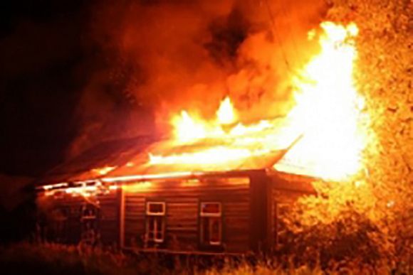 В селе Соломинка 9 человек тушили деревянный дом