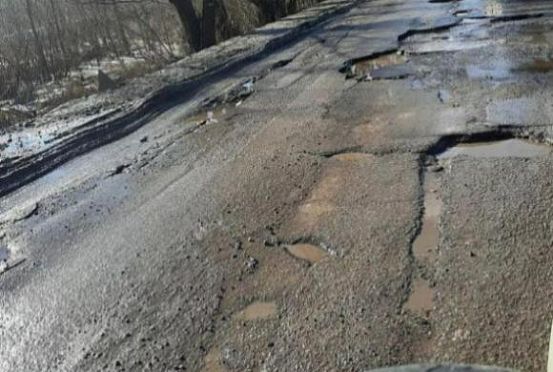 Пензенцы жалуются на ямы с водой возле ритуального зала на Светлой 