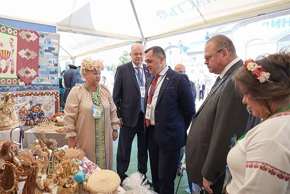 Мельниченко ознакомился с выставкой достижений на форуме в Уфе