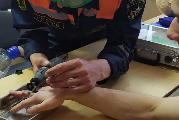Пензенские спасатели помогли мужчине снять кольцо с травмированного пальца