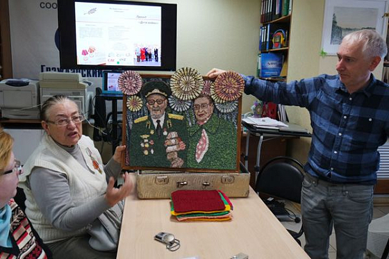 В Пензе пенсионерка делает объемные картины из опилок