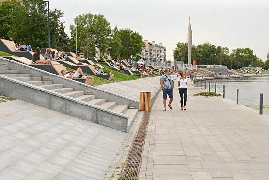 Вандалы изуродовали новые туалеты на набережной Суры