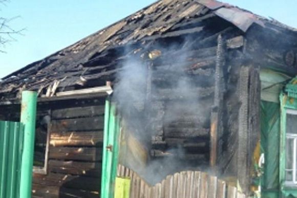 В Сурске пожар в деревянном доме тушили 8 спасателей