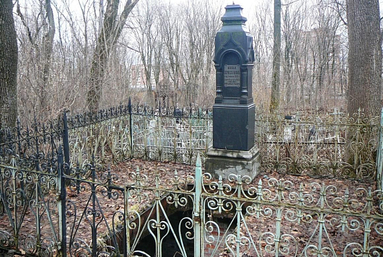 Открытый склеп: на Мироносицком кладбище обрушилось древнее надгробие 