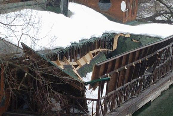 Соцсети: В Пензе на летней веранде одного из ресторанов обрушилась крыша
