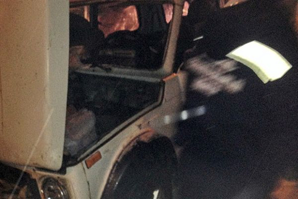 На Ахунском переезде спасатели вытаскивали водителя из разбитой «Нивы»