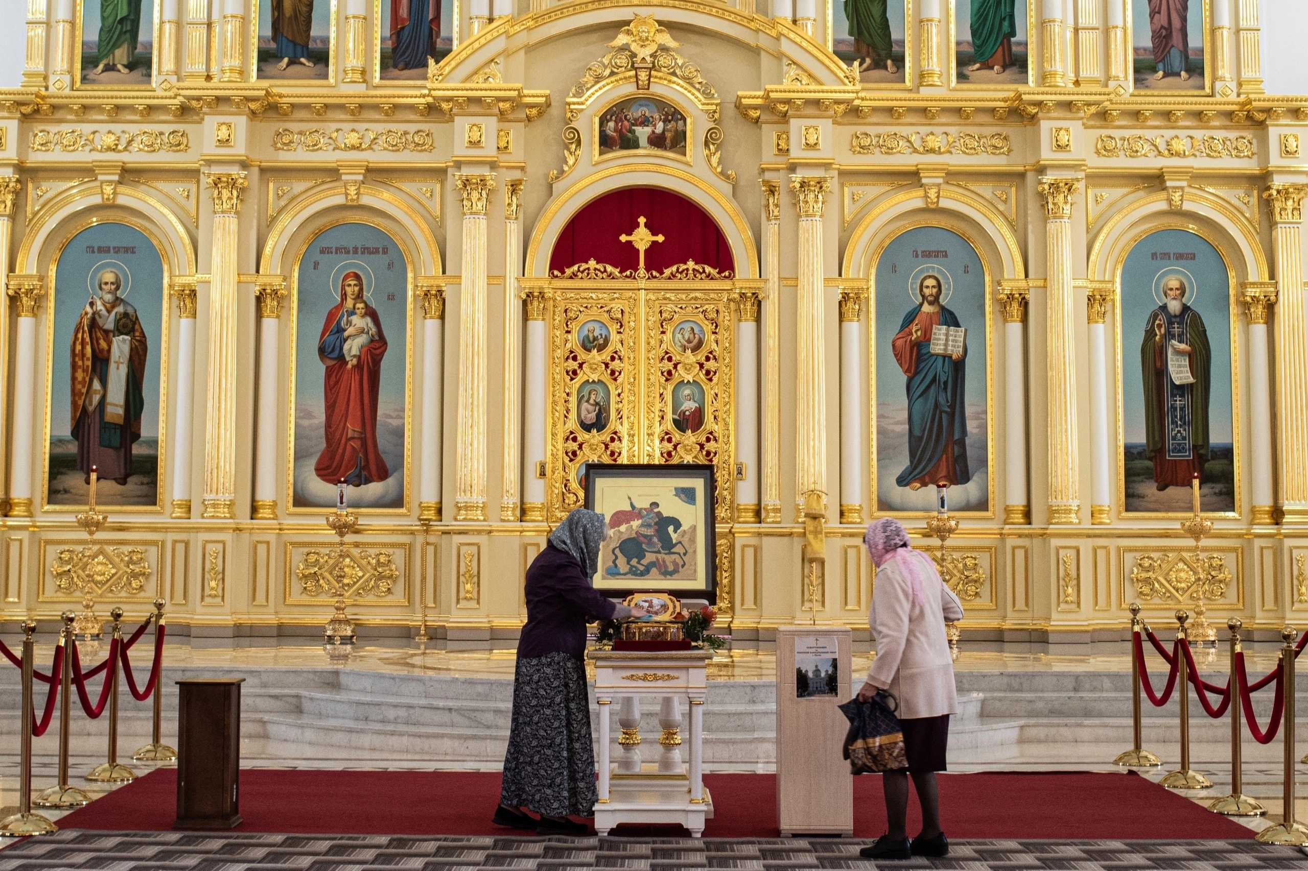 Иконостас св Георгия Победоносца в Сургуте